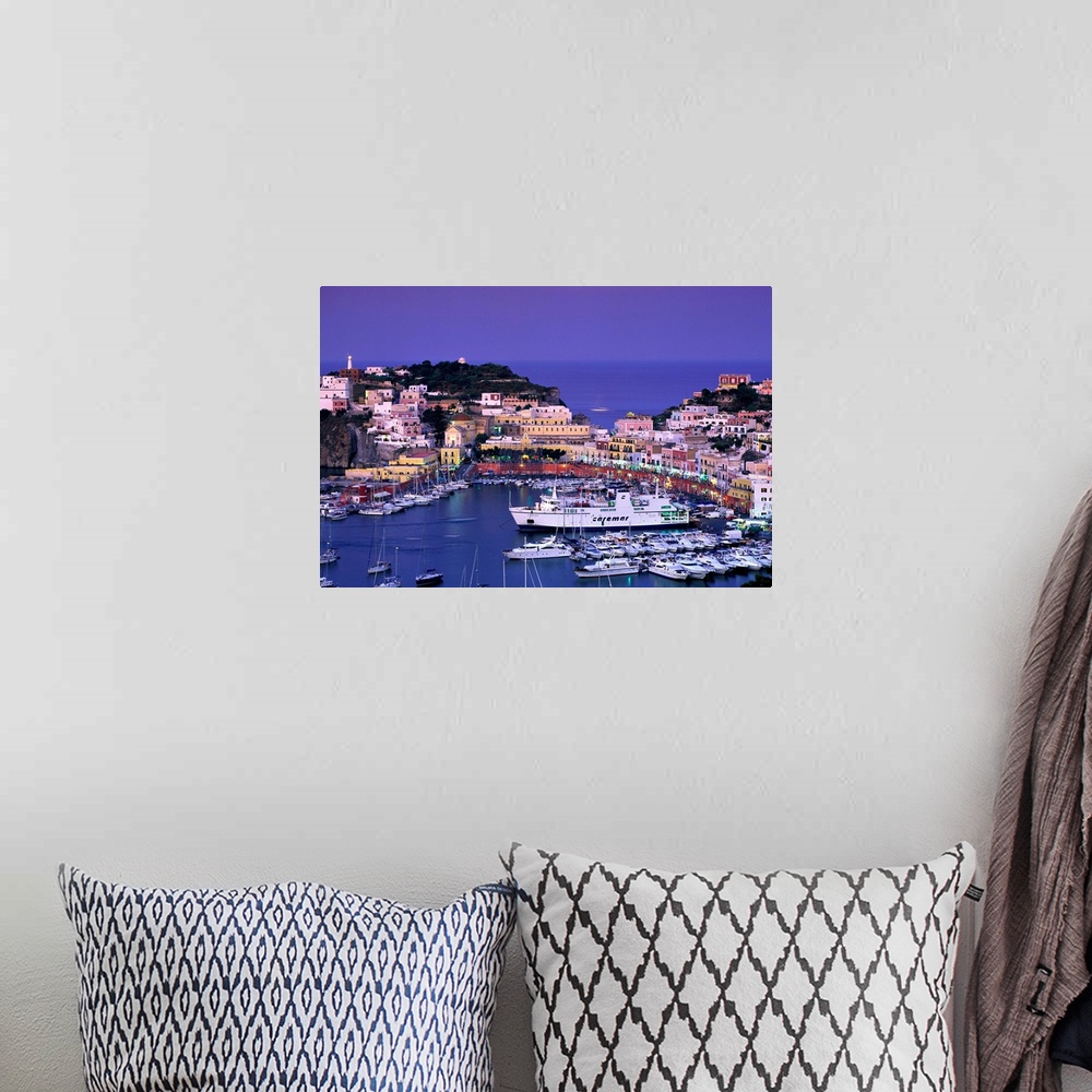 A bohemian room featuring Vista del porto, la piazzetta e il lungoporto, il cuore della cittadina di Ponza.