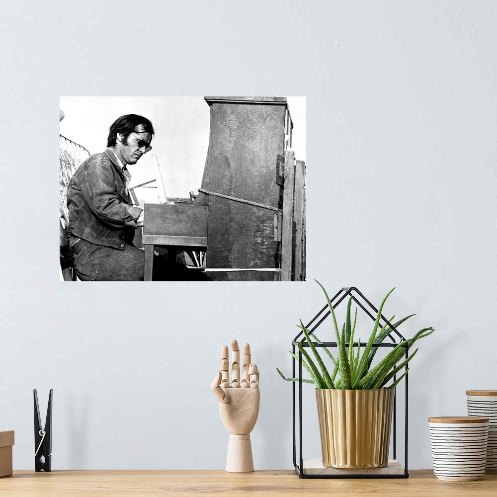 A bohemian room featuring Jack Nicholson in Five Easy Pieces - Movie Still