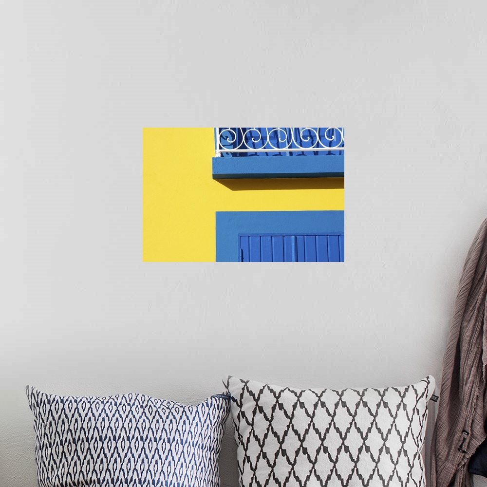A bohemian room featuring A house blue & yellow in Aveiro.