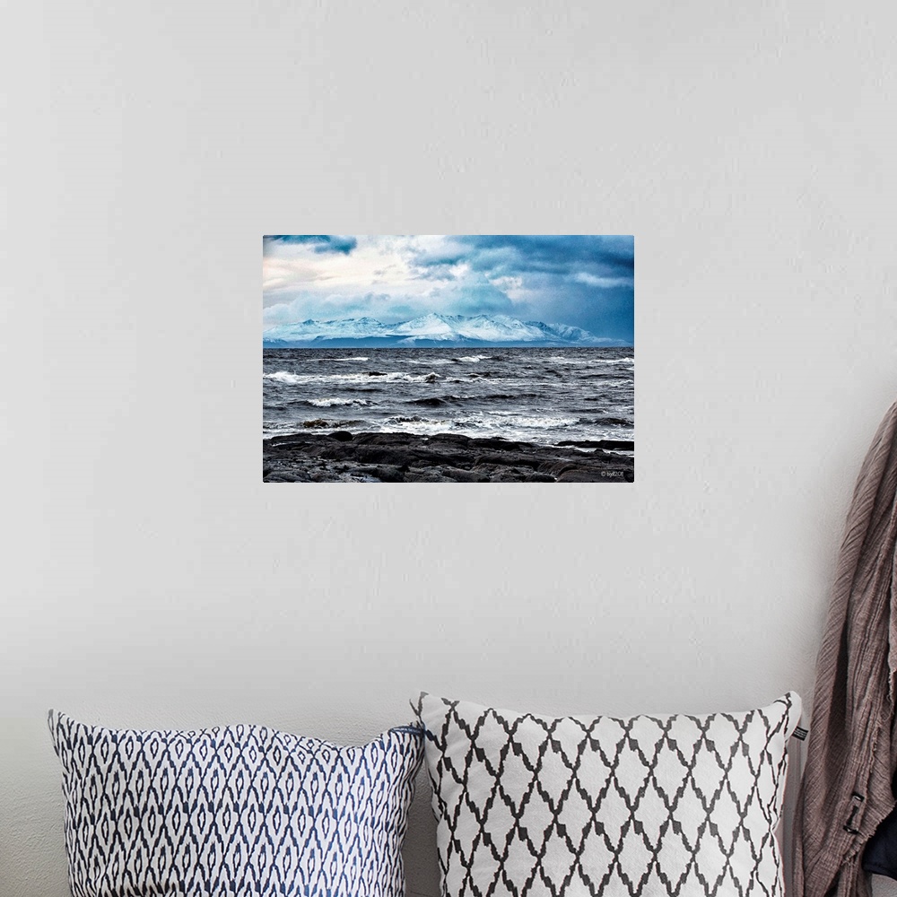 A bohemian room featuring Sea and mountain in winter.
