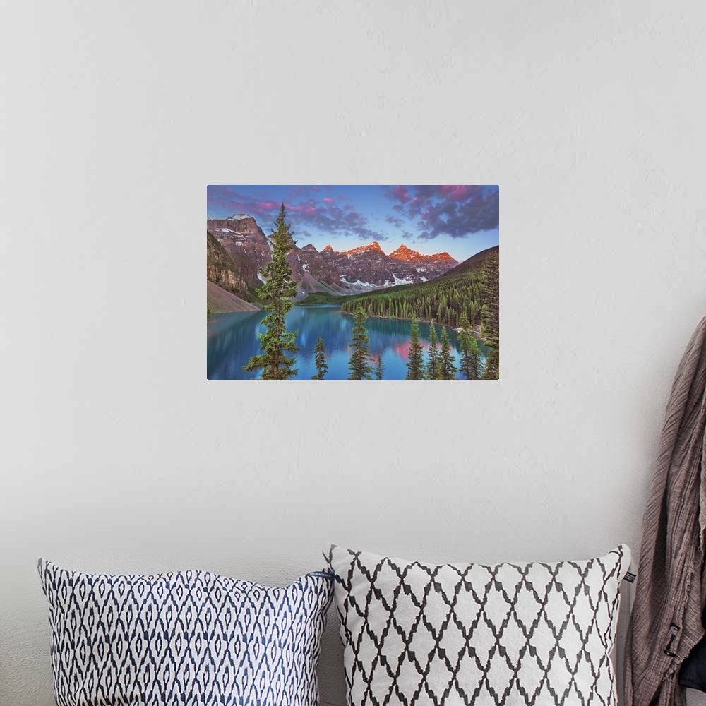 A bohemian room featuring Moraine Lake und Valley of the Ten Peaks. Canada, Alberta, Banff National Park, Moraine Lake. Roc...