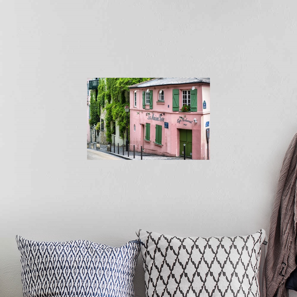 A bohemian room featuring A photograph of a Parisian architecture in Montmarte.