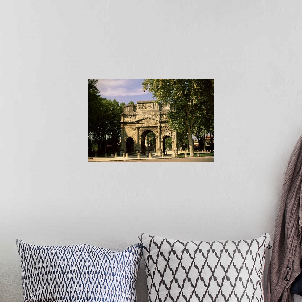 A bohemian room featuring Arc de Triomphe, Orange, Vaucluse, Provence, France