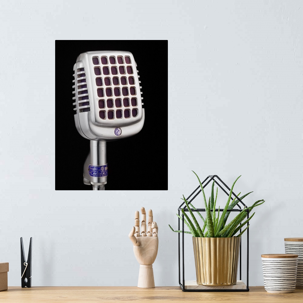 A bohemian room featuring Mic Crystal Supercardiod