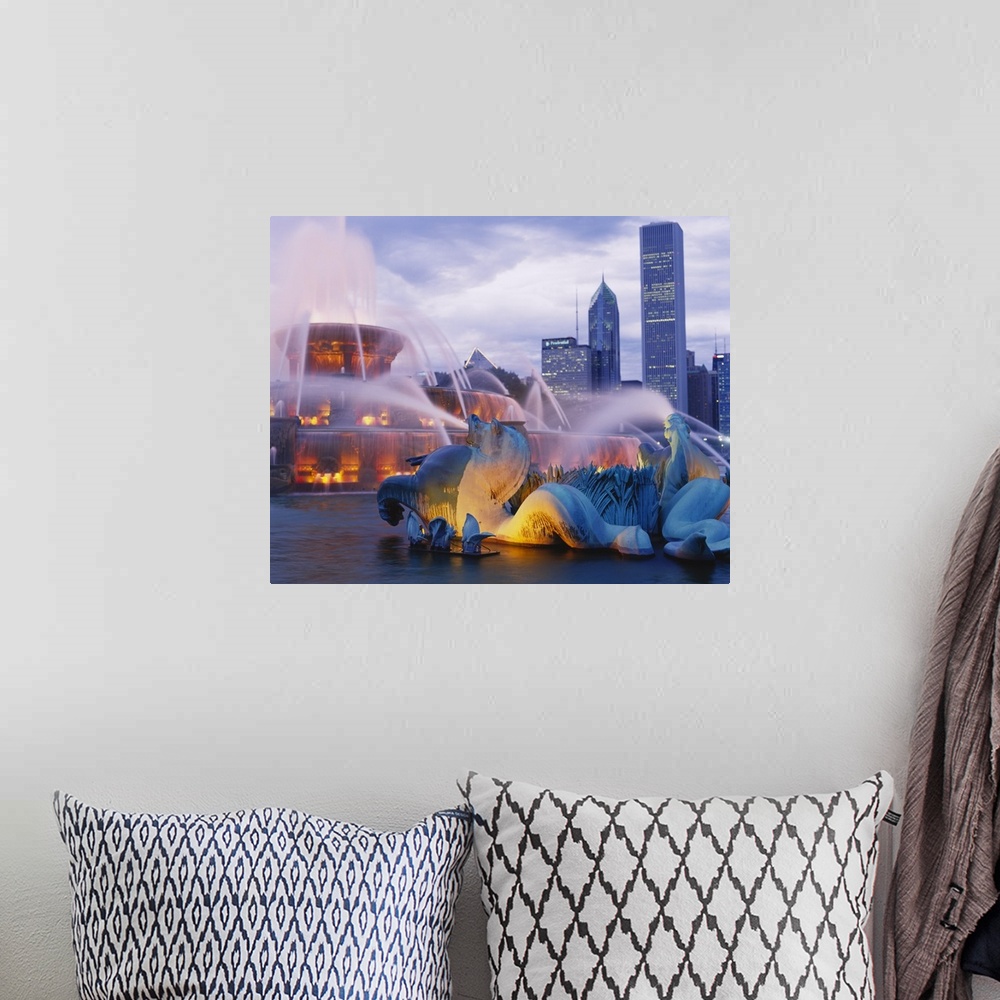 A bohemian room featuring Side view of the Buckingham fountain lights as night falls in Chicago.
