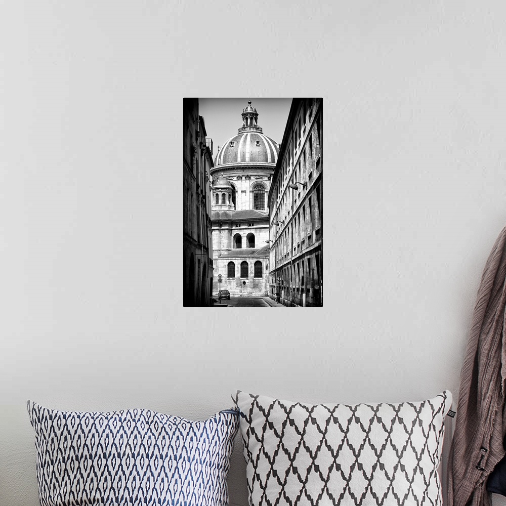 A bohemian room featuring A black and white photograph of a domed Parisian building.