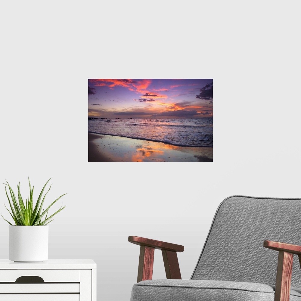 A modern room featuring Hawaii, Maui, Wailea, Sunset At Mokapu Beach