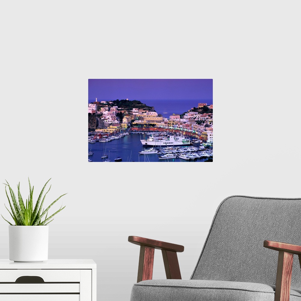 A modern room featuring Vista del porto, la piazzetta e il lungoporto, il cuore della cittadina di Ponza.