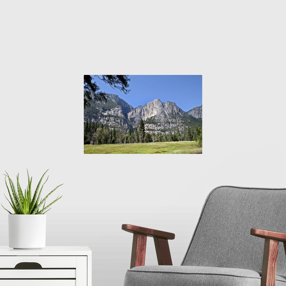 A modern room featuring Daytime view of Yosemite National Park