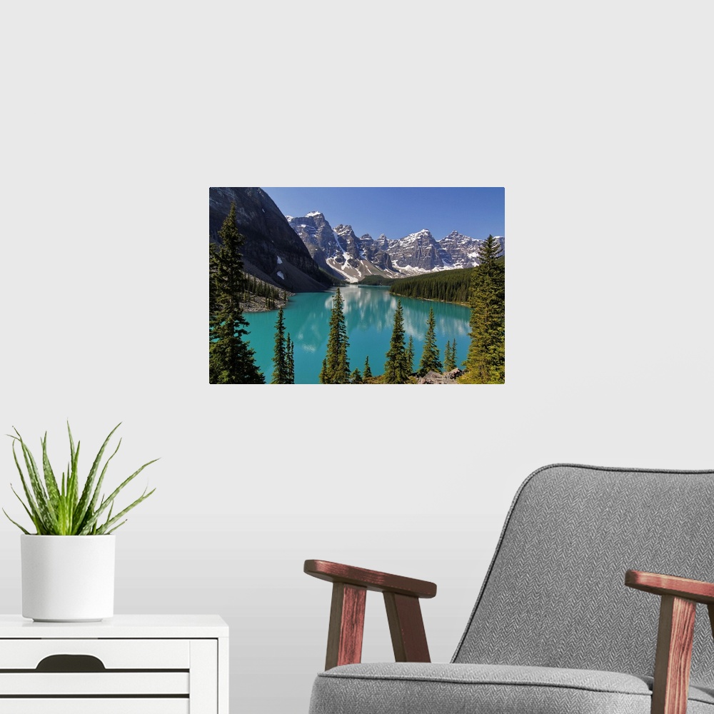 A modern room featuring Moraine, Lake, Banff Nationalpark, Alberta
