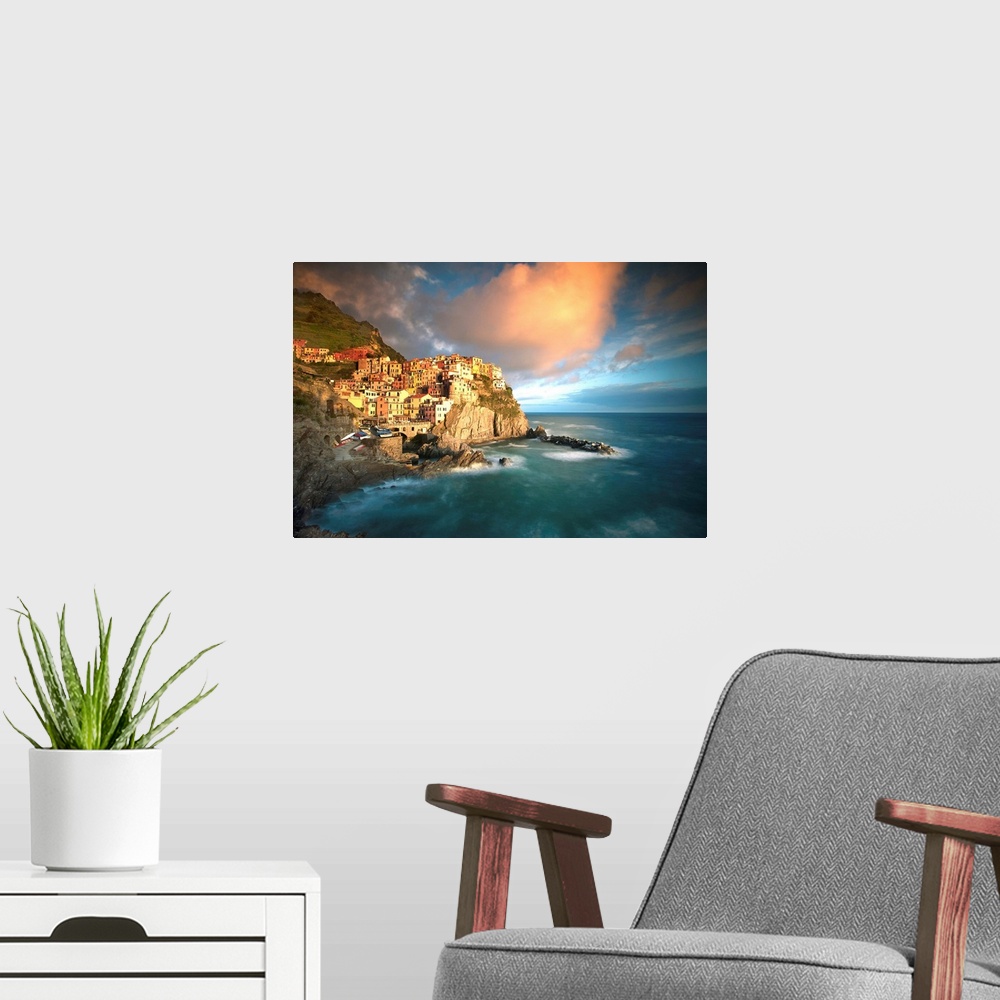 A modern room featuring Cinque Terre, Italia