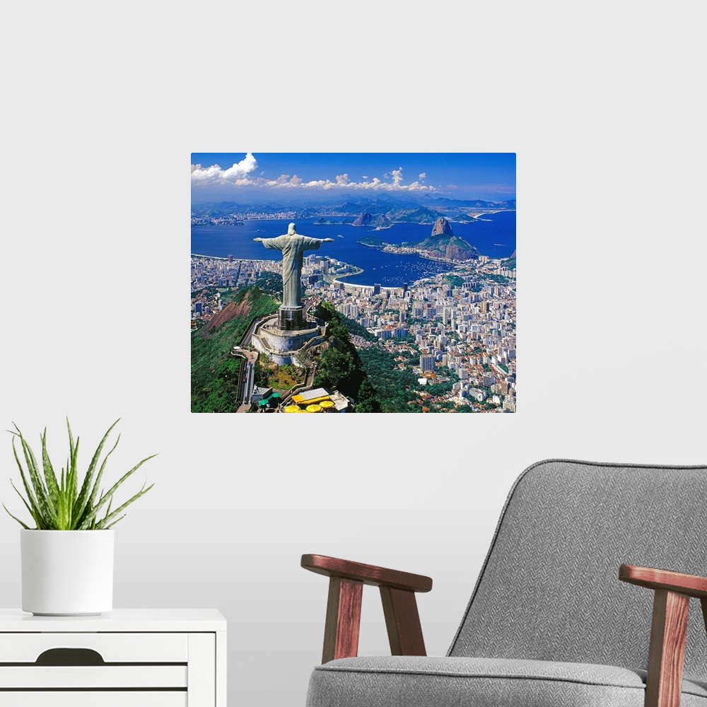 A modern room featuring Blick auf Corcovado mit Christusstatue und Zuckerhut, Rio de Janeiro, Brasilien