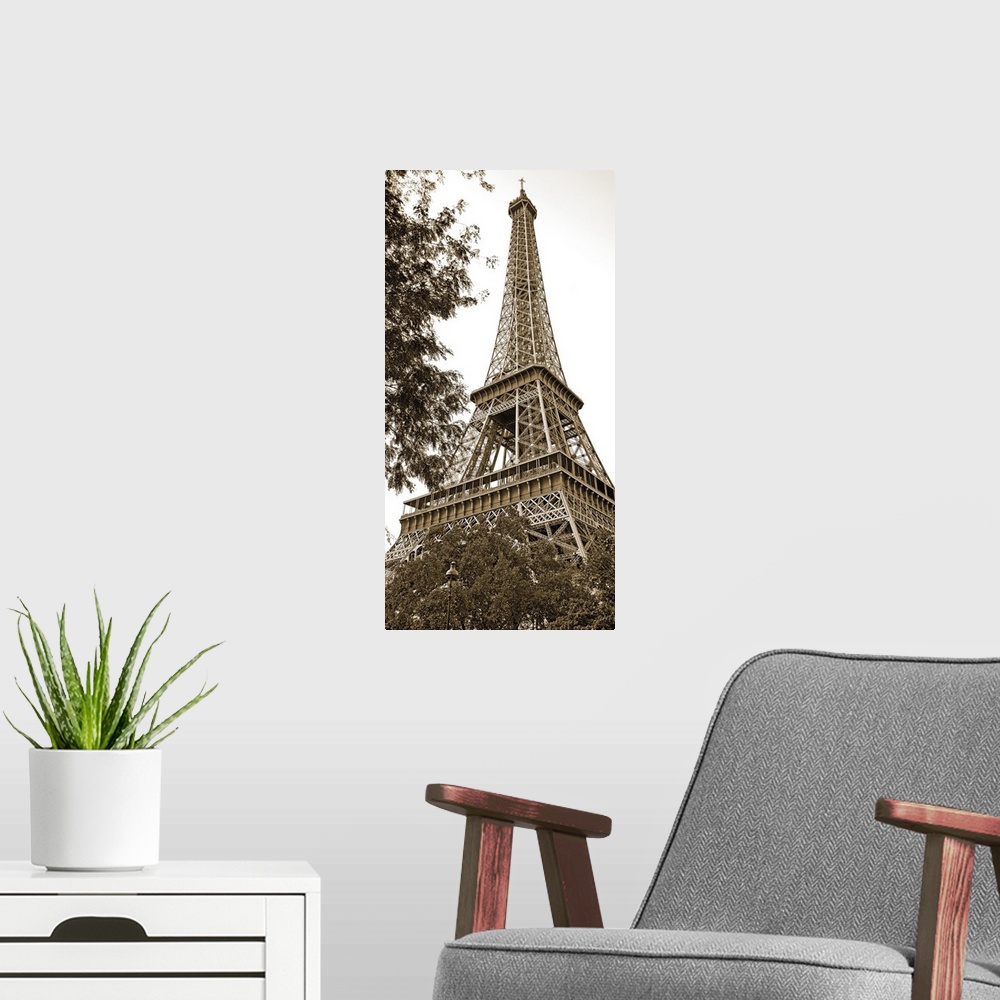 A modern room featuring La Tour Eiffel I