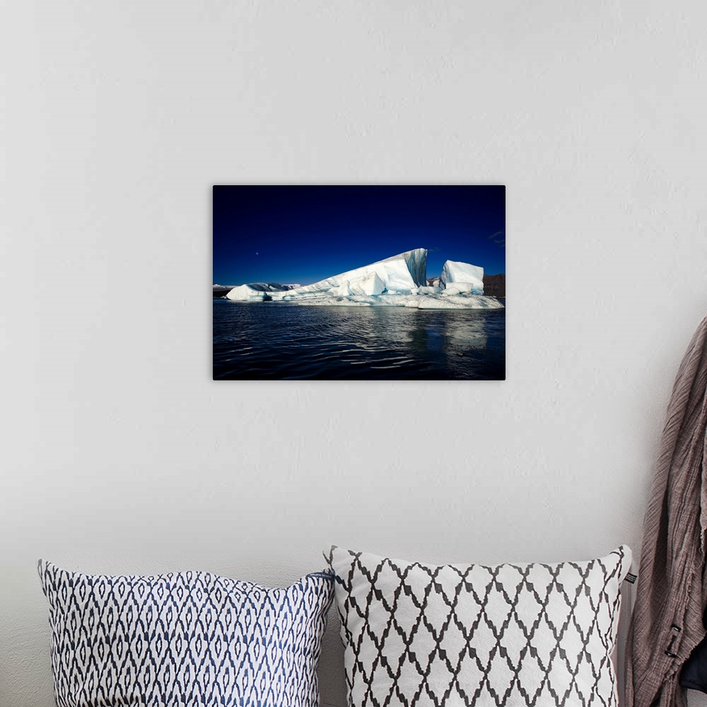 A bohemian room featuring Icebergs-jokulsarlon glacial lagoon, breidamerkurjokull glacier, vatnajokull ice cap, iceland.