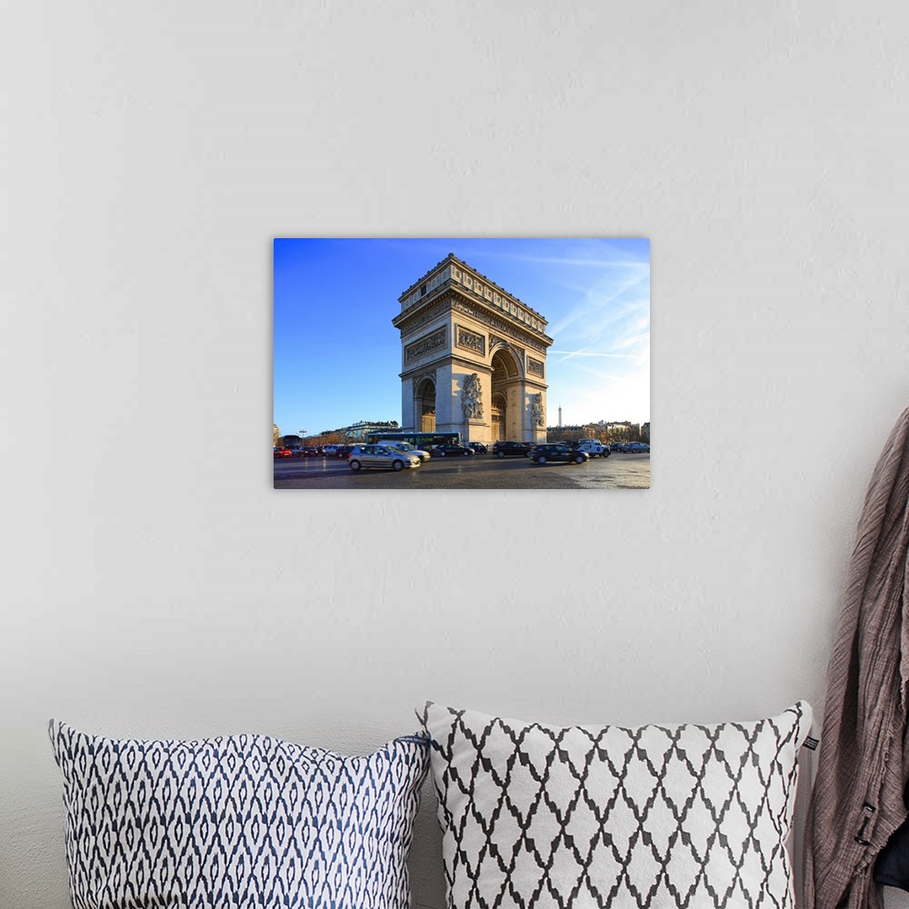 A bohemian room featuring Arc de Triomphe, Paris, France