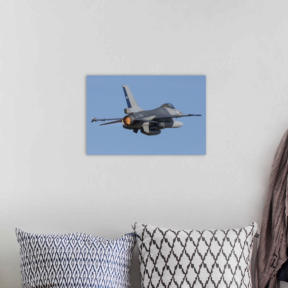 A bohemian room featuring Chilean Air Force F-16 taking off during CRUZEX 2018.