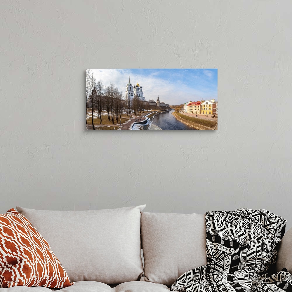 A bohemian room featuring Panoramic vew of embankment and Kremlin in Pskov, Russia