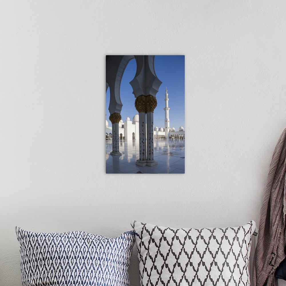 A bohemian room featuring UAE, Abu Dhabi, Sheikh Zayed bin Sultan Mosque, courtyard