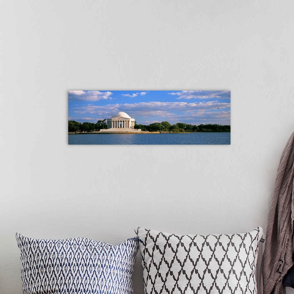 A bohemian room featuring Monument on the waterfront, Jefferson Memorial, Washington DC