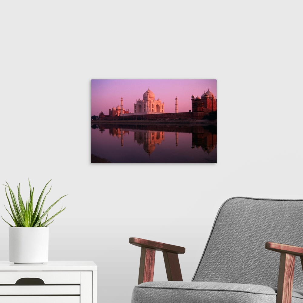 A modern room featuring Taj Mahal And Jamid Masjid