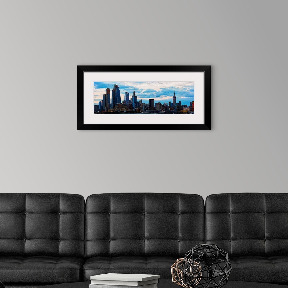 A modern room featuring Midtown Manhattan View With Hudson Yards