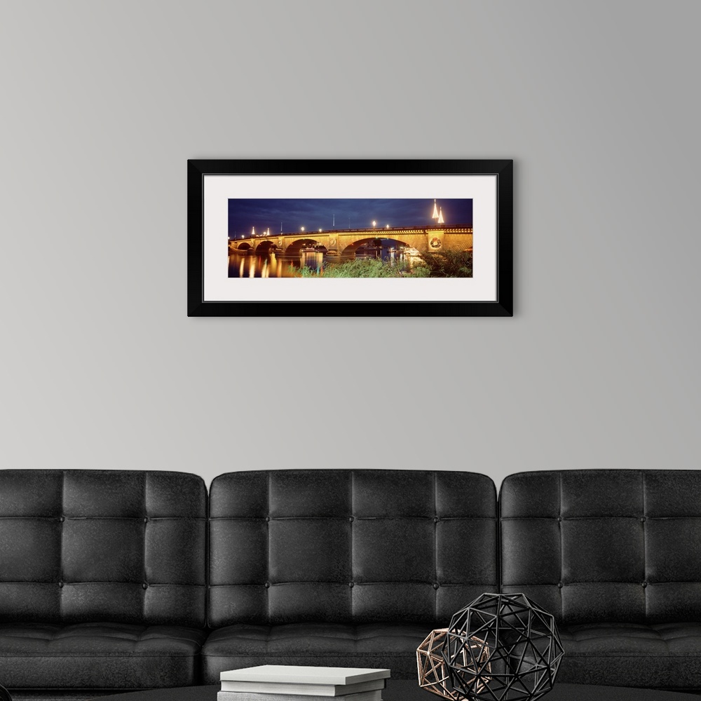 A modern room featuring Arizona, Lake Havasu City, Christmas London Bridge