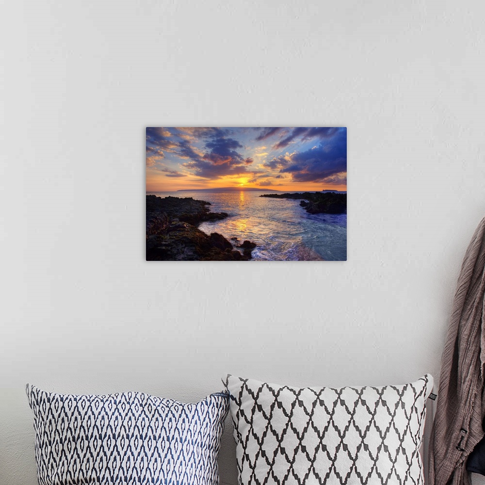 A bohemian room featuring Beautiful sunset at Maui Wai or secret beach, Makena, Maui, Hawaii, united states of America.