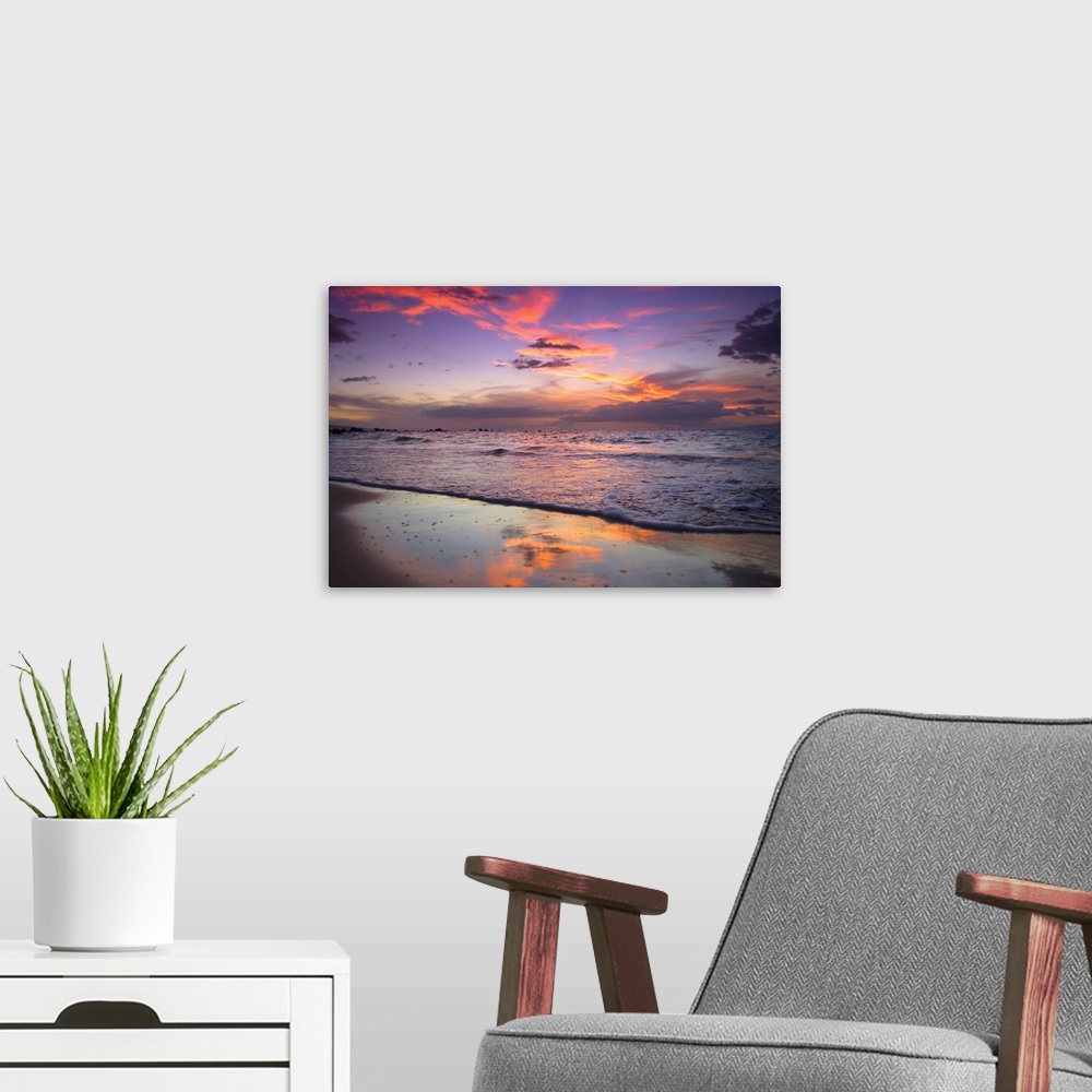 A modern room featuring Hawaii, Maui, Wailea, Sunset At Mokapu Beach
