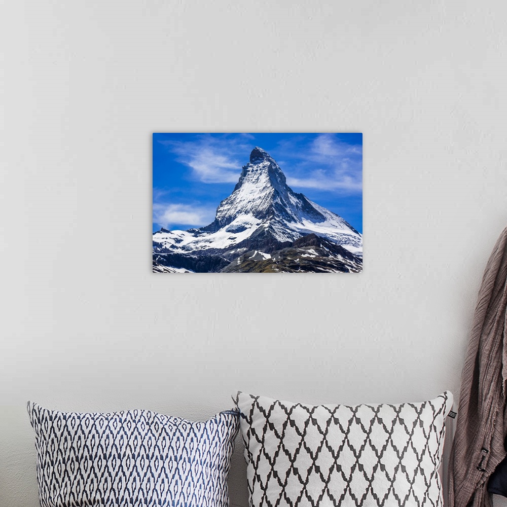 A bohemian room featuring The snow coverd Matterhorn mountain on a sunny day at Zermatt, Switzerland