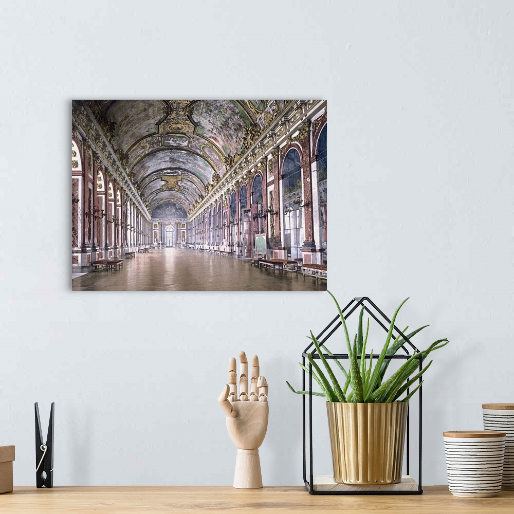 A bohemian room featuring Versailles. Galerie des Glaces