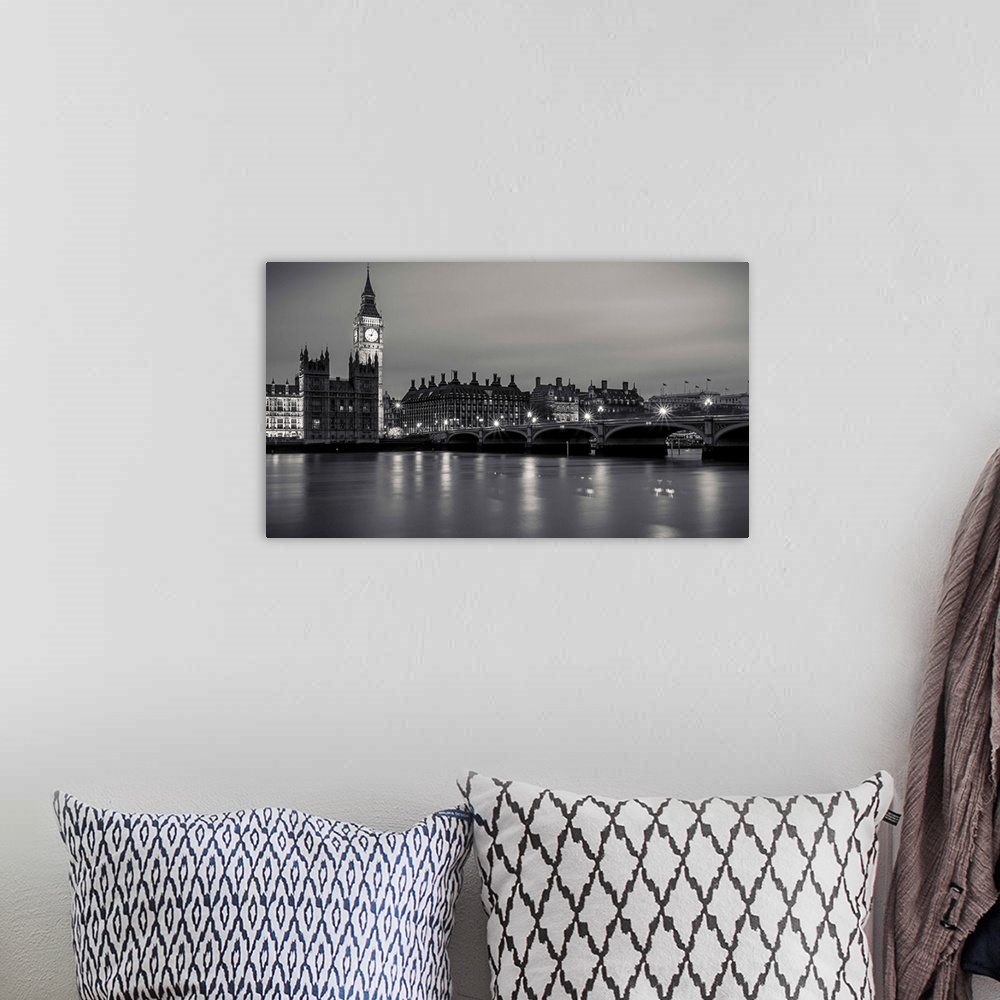 A bohemian room featuring Thames and Big Ben in B