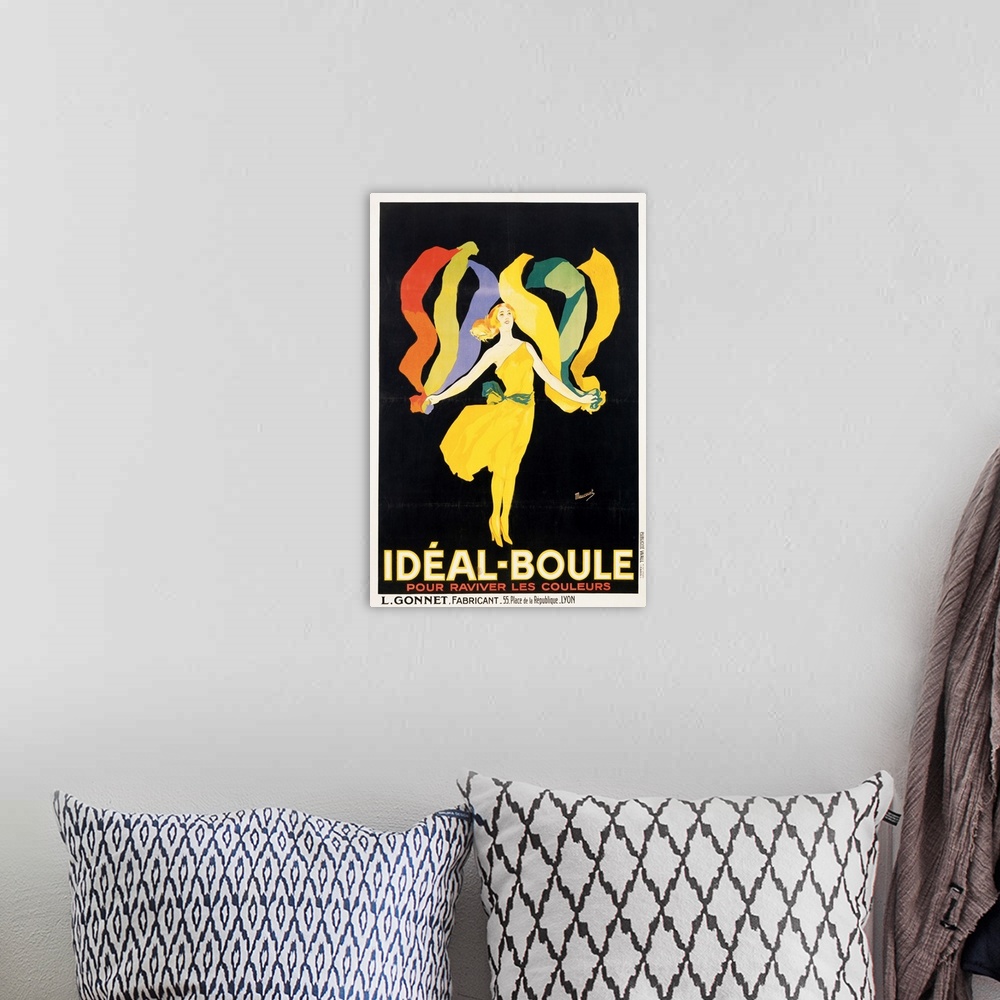 A bohemian room featuring poster ideal-boule