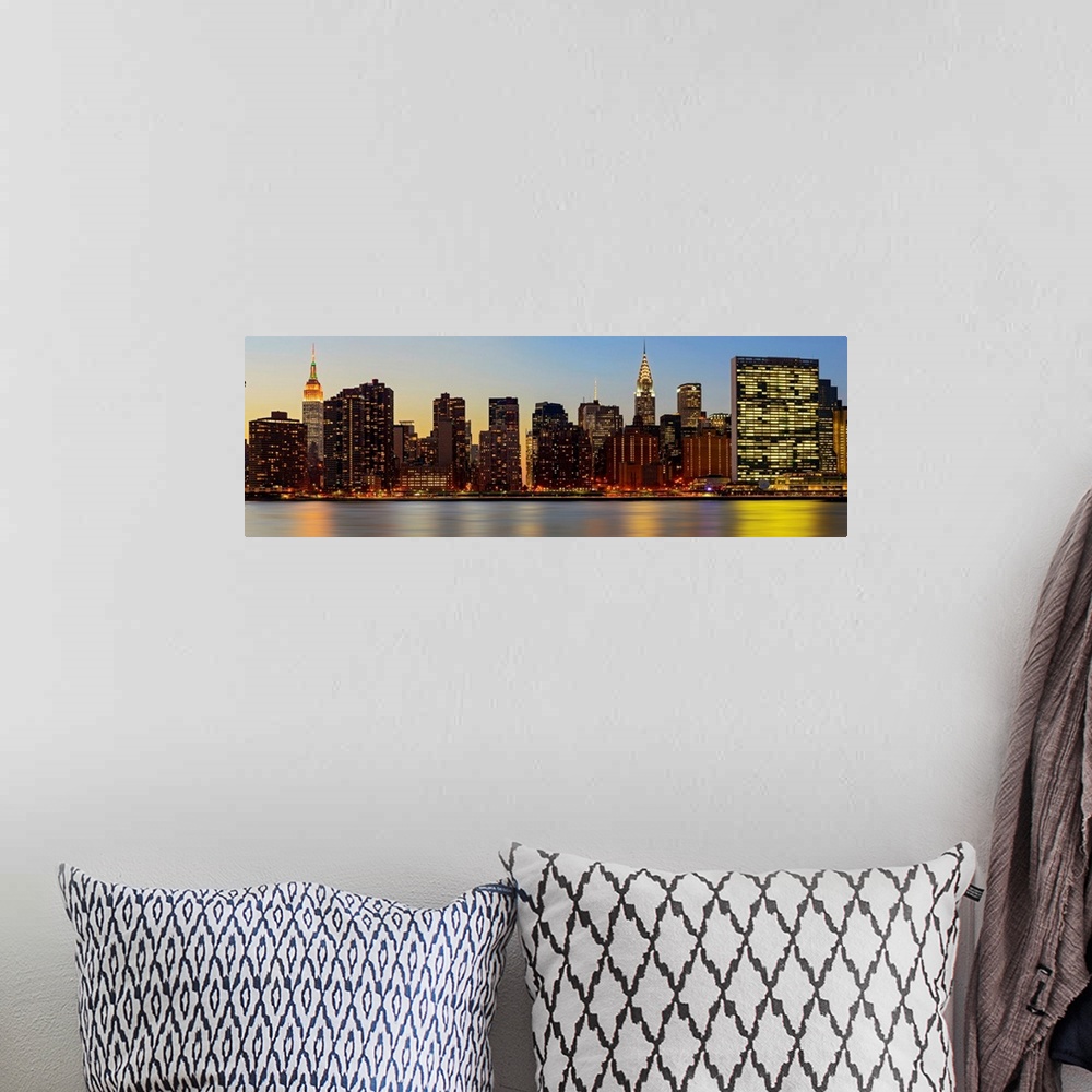 A bohemian room featuring Manhattan Panoramic View With UN From Long Island City At Night