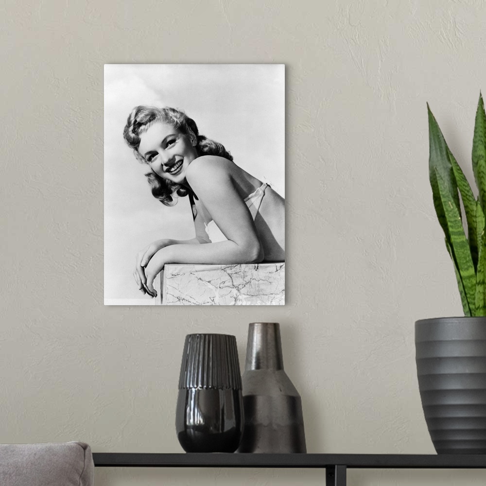 A modern room featuring L'actrice et chanteuse americaine Marilyn Monroe (1926 - 1962) en 1948 --- American actress and s...