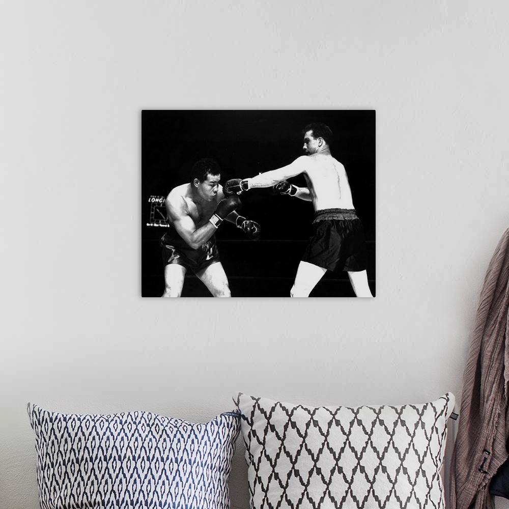 A bohemian room featuring American boxer Joe Louis (l) fighting with Billy Conn 1946