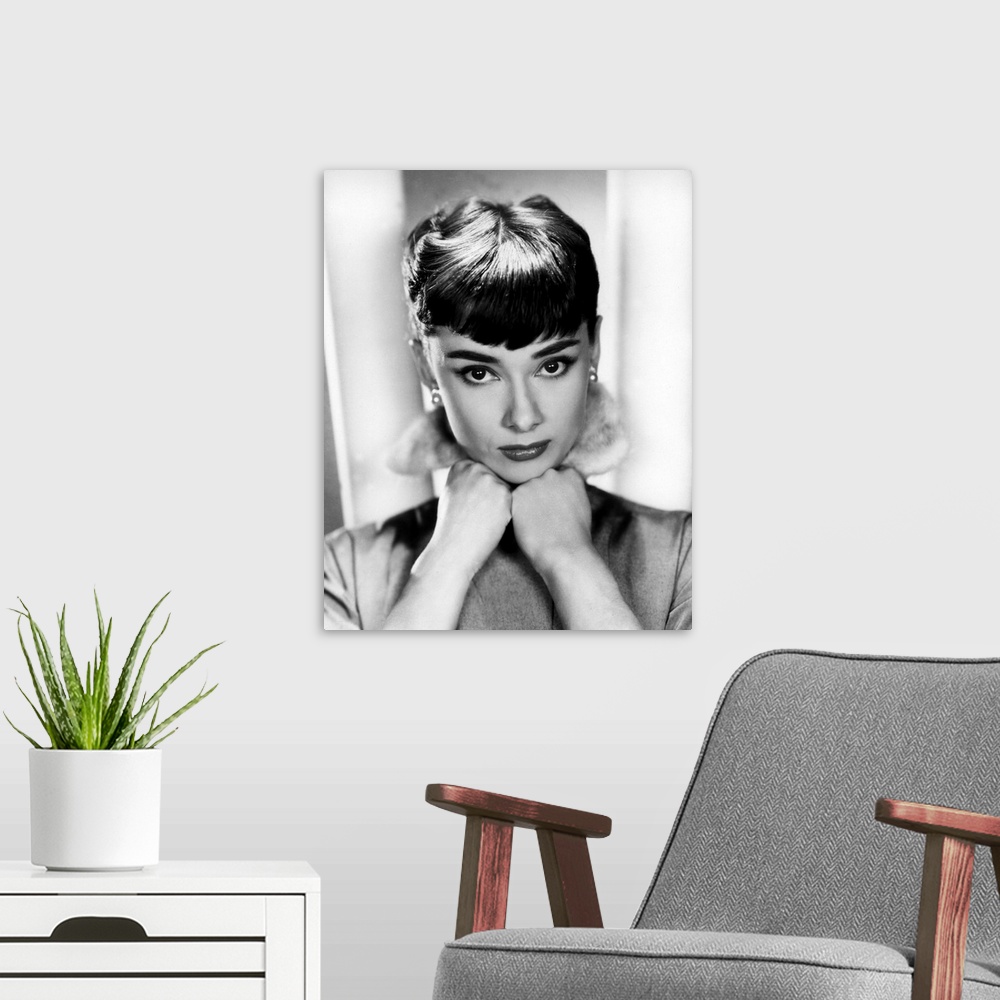 A modern room featuring Sabrina de BillyWilder avec Audrey Hepburn 1954