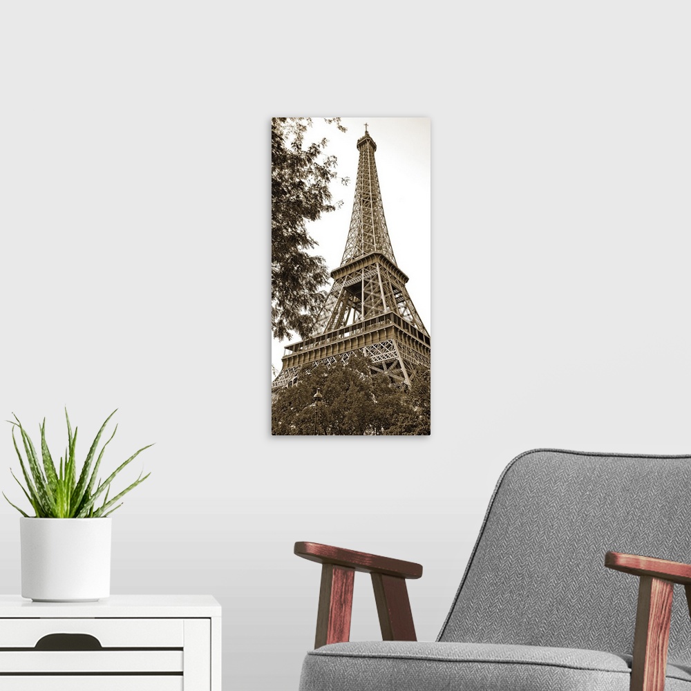 A modern room featuring La Tour Eiffel I