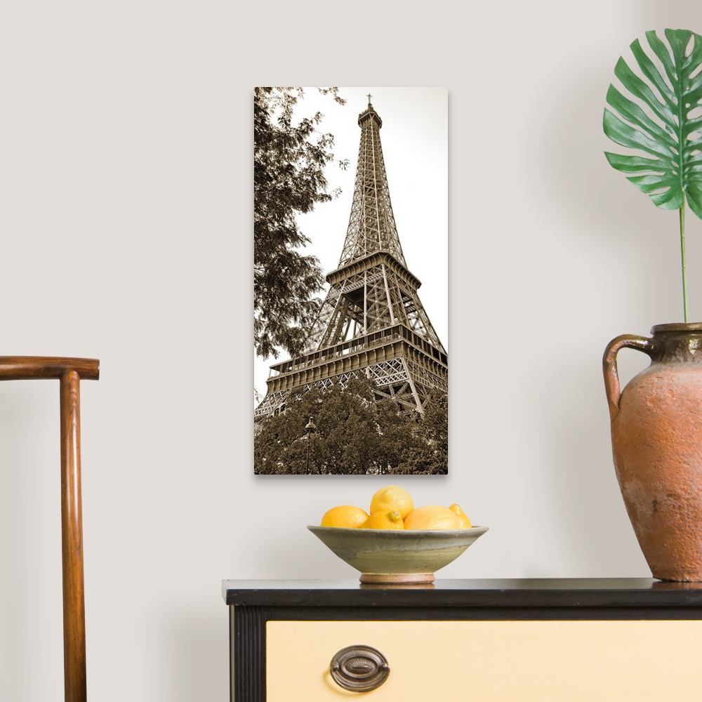 A traditional room featuring La Tour Eiffel I