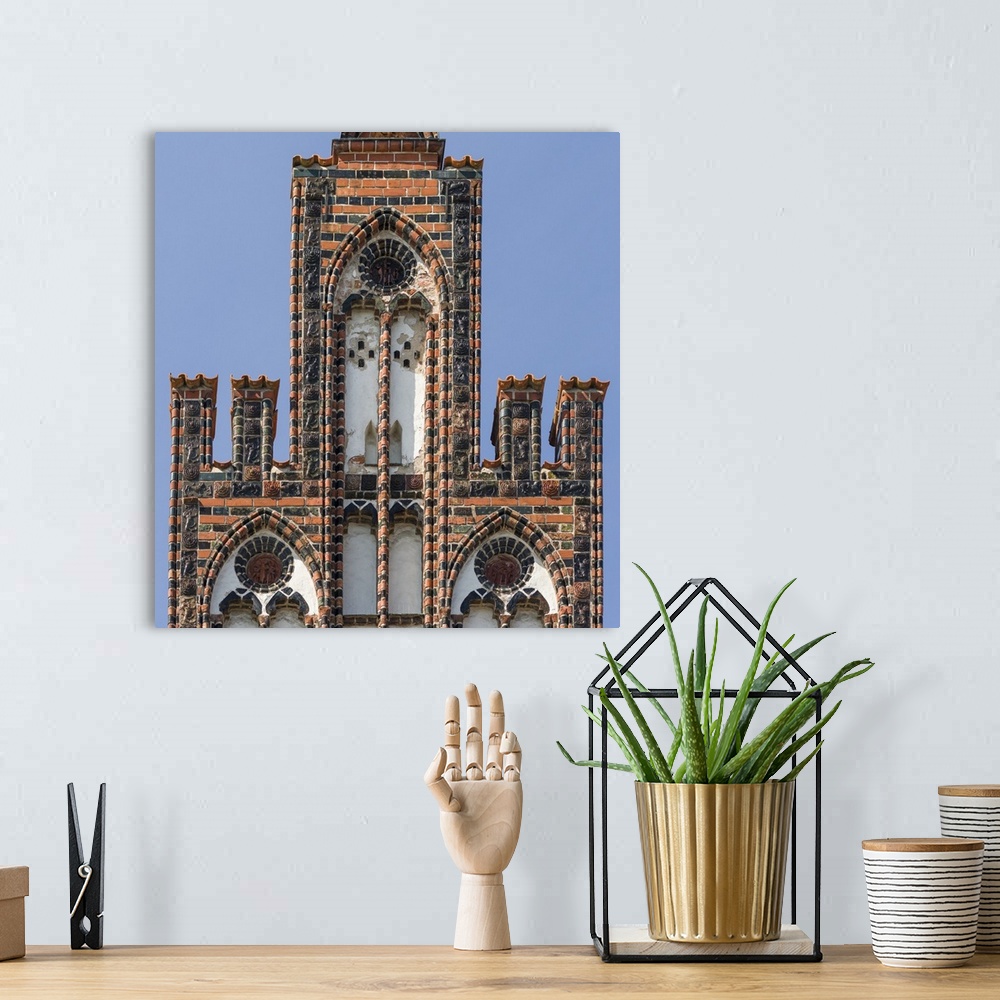 A bohemian room featuring Ratschow Haus, buildt in the middle ages in typical brick gothic style. The hanseatic city of Ros...