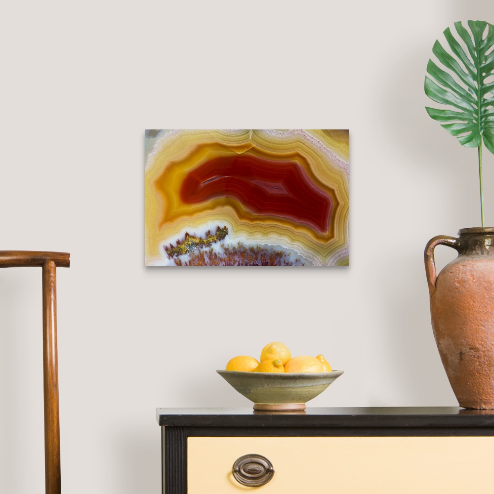 A traditional room featuring Mexican Banded Agate Quartzsite, Arizona