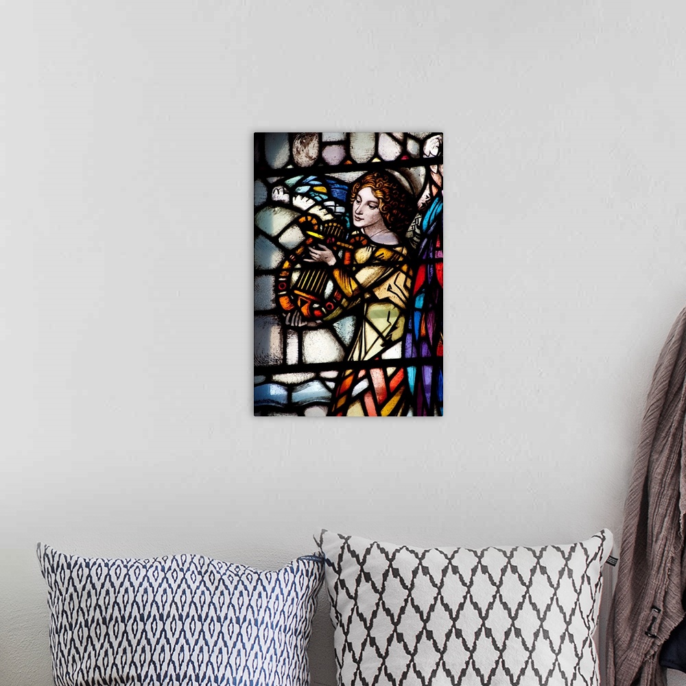 A bohemian room featuring Quebec, Montreal, Basilique Notre-Dame-de-Montreal, Stained glass window