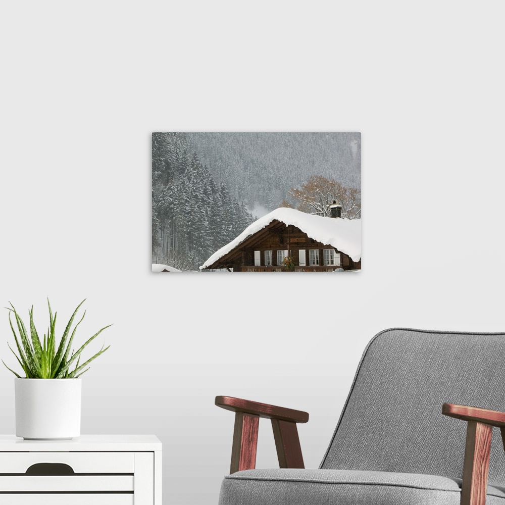 A modern room featuring SWITZERLAND-Bern-GRINDELWALD:Ski Chalet / Winter