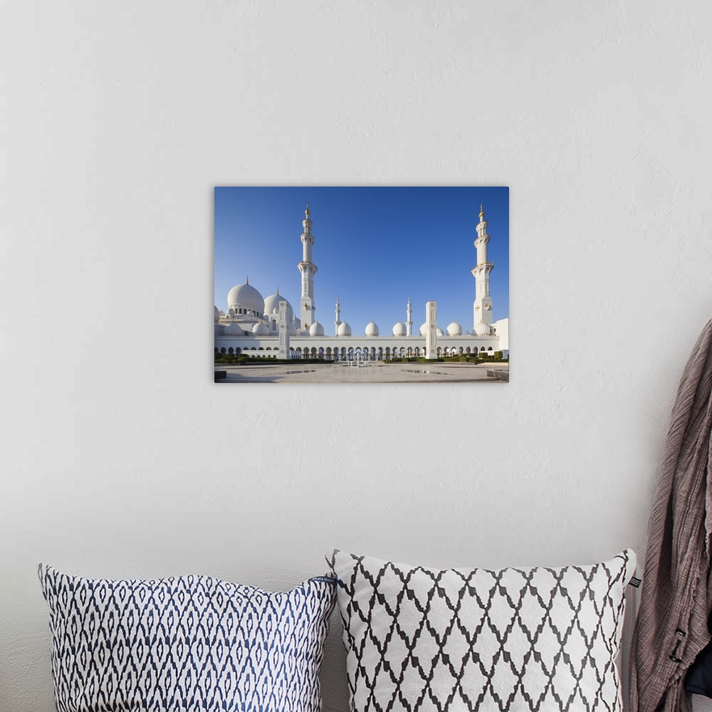 A bohemian room featuring UAE, Abu Dhabi, Sheikh Zayed bin Sultan Mosque, exterior