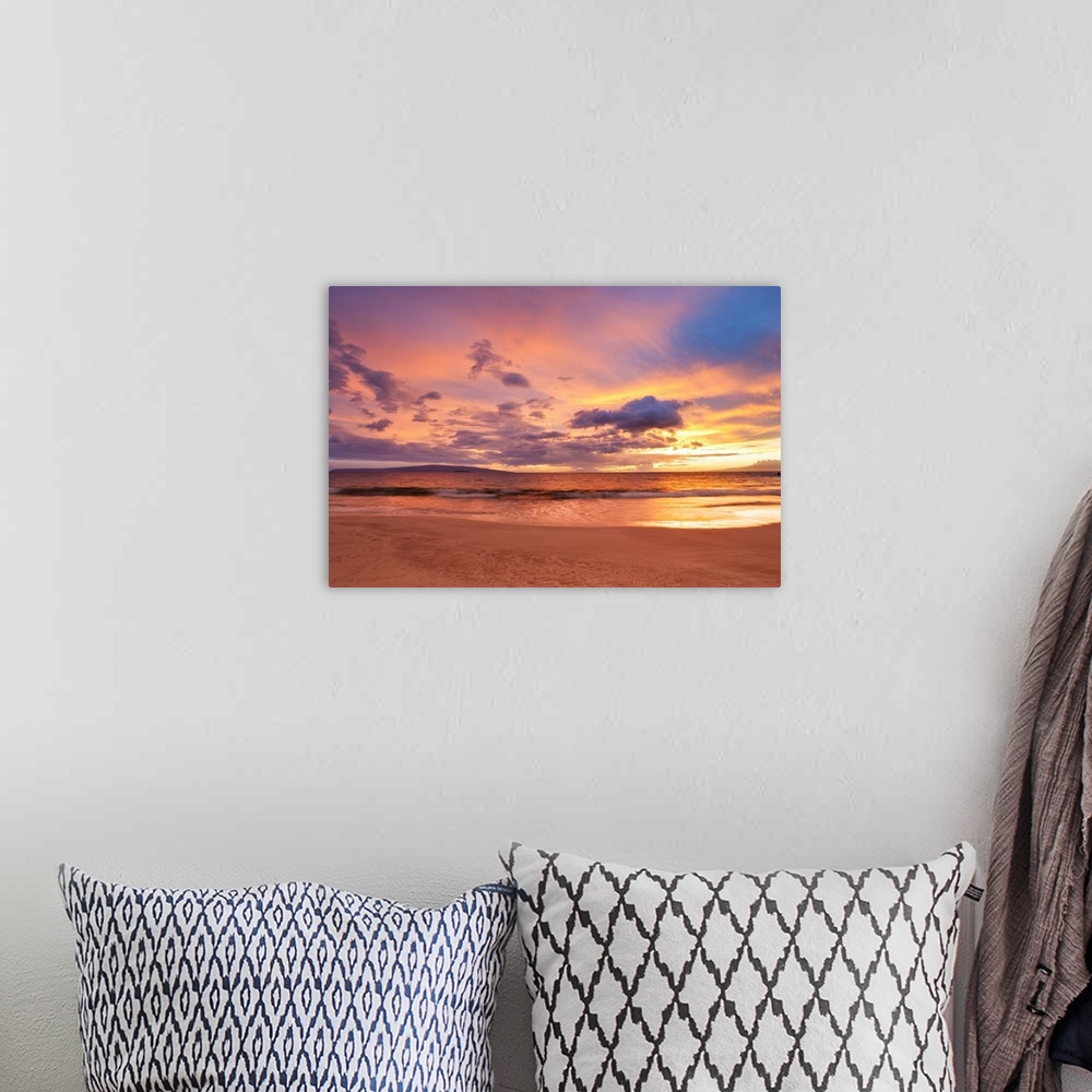 A bohemian room featuring Sunset on Hawaiian beach.