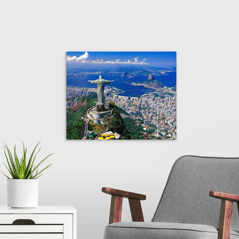 A modern room featuring Blick auf Corcovado mit Christusstatue und Zuckerhut, Rio de Janeiro, Brasilien