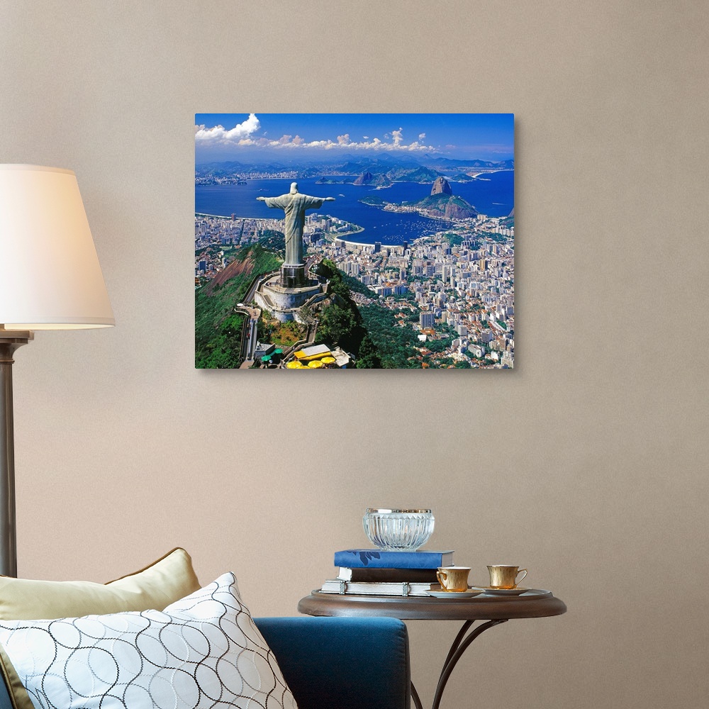 A traditional room featuring Blick auf Corcovado mit Christusstatue und Zuckerhut, Rio de Janeiro, Brasilien