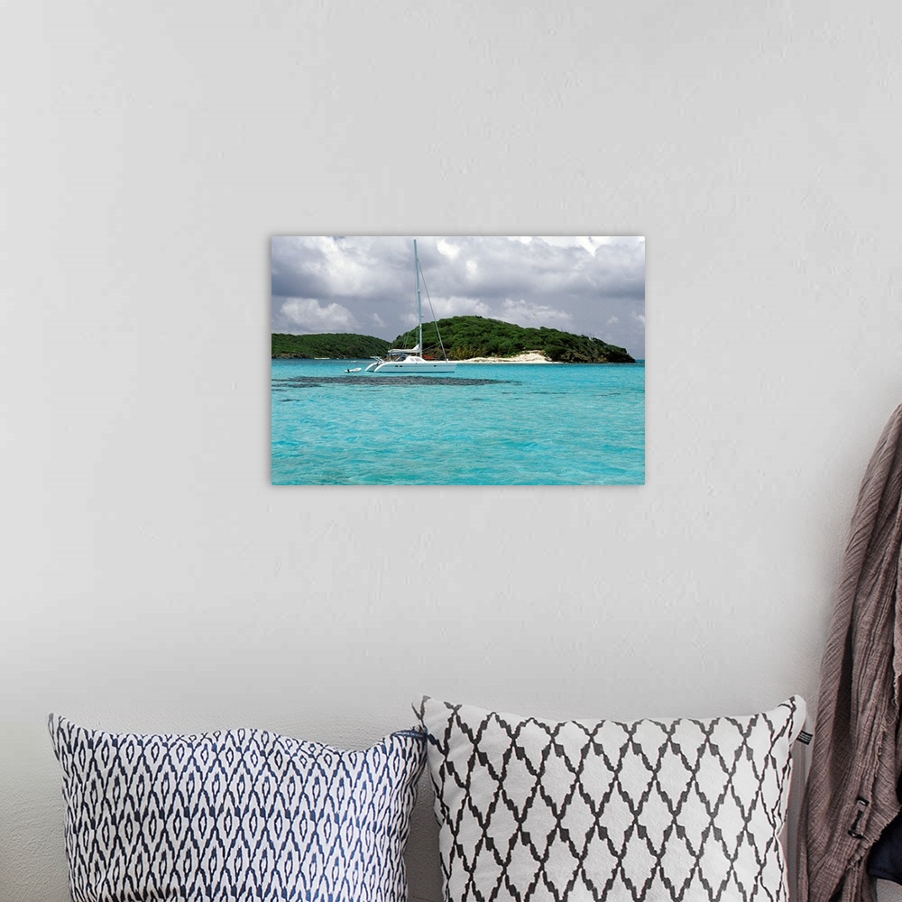 A bohemian room featuring Una barca in rada alle Tobago Cays, un gruppo di 5 atolli corallini nell'arcipelago caraibico del...
