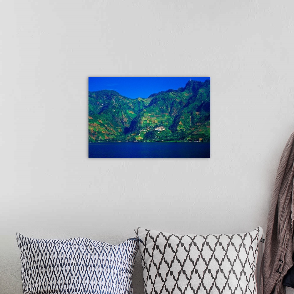 A bohemian room featuring Paesaggio del Lago Atitlan.