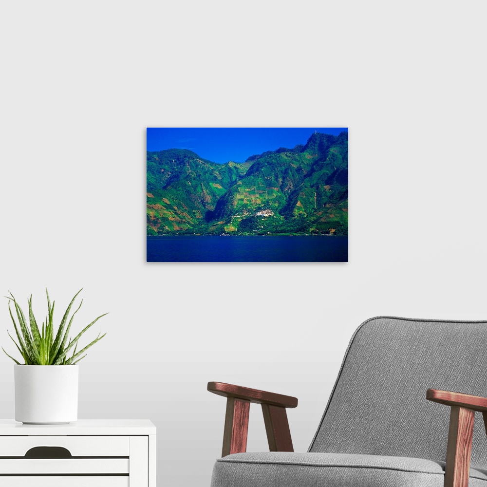 A modern room featuring Paesaggio del Lago Atitlan.