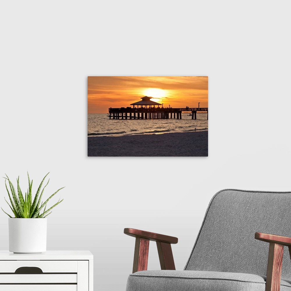 A modern room featuring Florida, Fort Myers Beach, Estero Island, Fort Myers Beach Fishing Pier